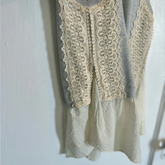 Anthropologie Gray and Cream Lace Trim Tank Top - Picture 4 of 9